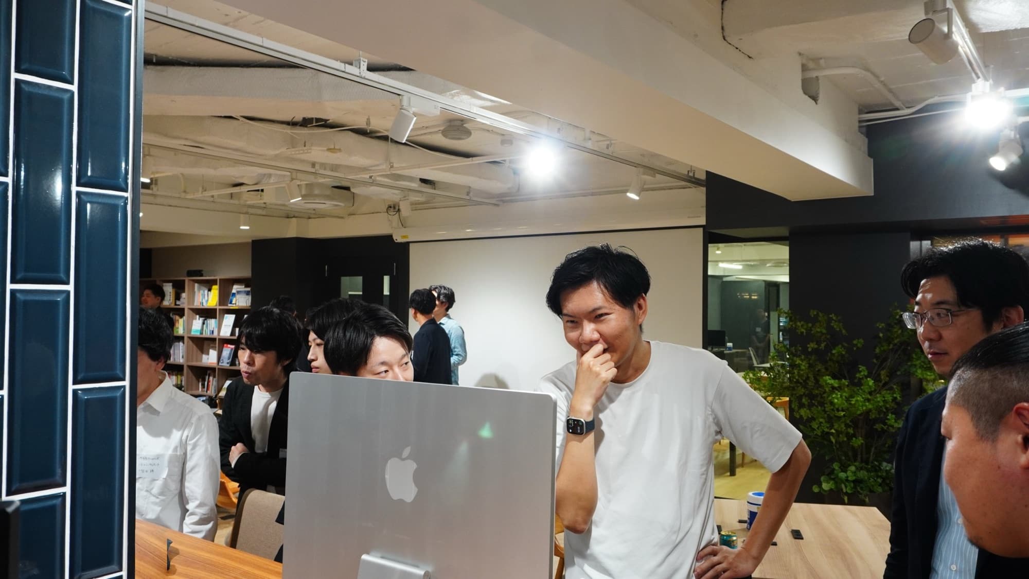 懇親会で開発中の Data speaks first を試す参加者